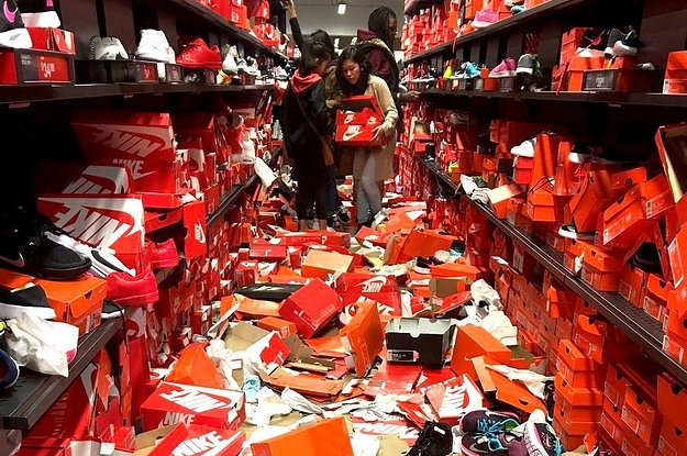 Black Friday: Μόλις δείτε ΠΩΣ άφησαν οι Τρελοί Αγοραστές αυτό το Κατάστημα της Nike, θα τα ...